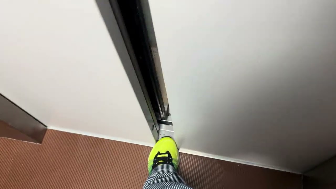 日立エレベータードアを閉める￼ことはできません。￼￼￼