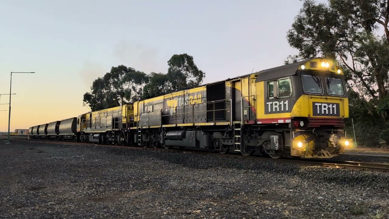 TasRail TR11 TR01 #33 Train Hoblers Bridge Road