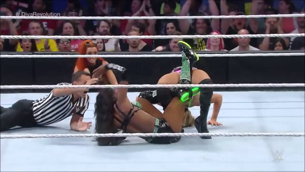 Charlotte Flair | Figure 8 Tribute (Bridging figure-four leglock)