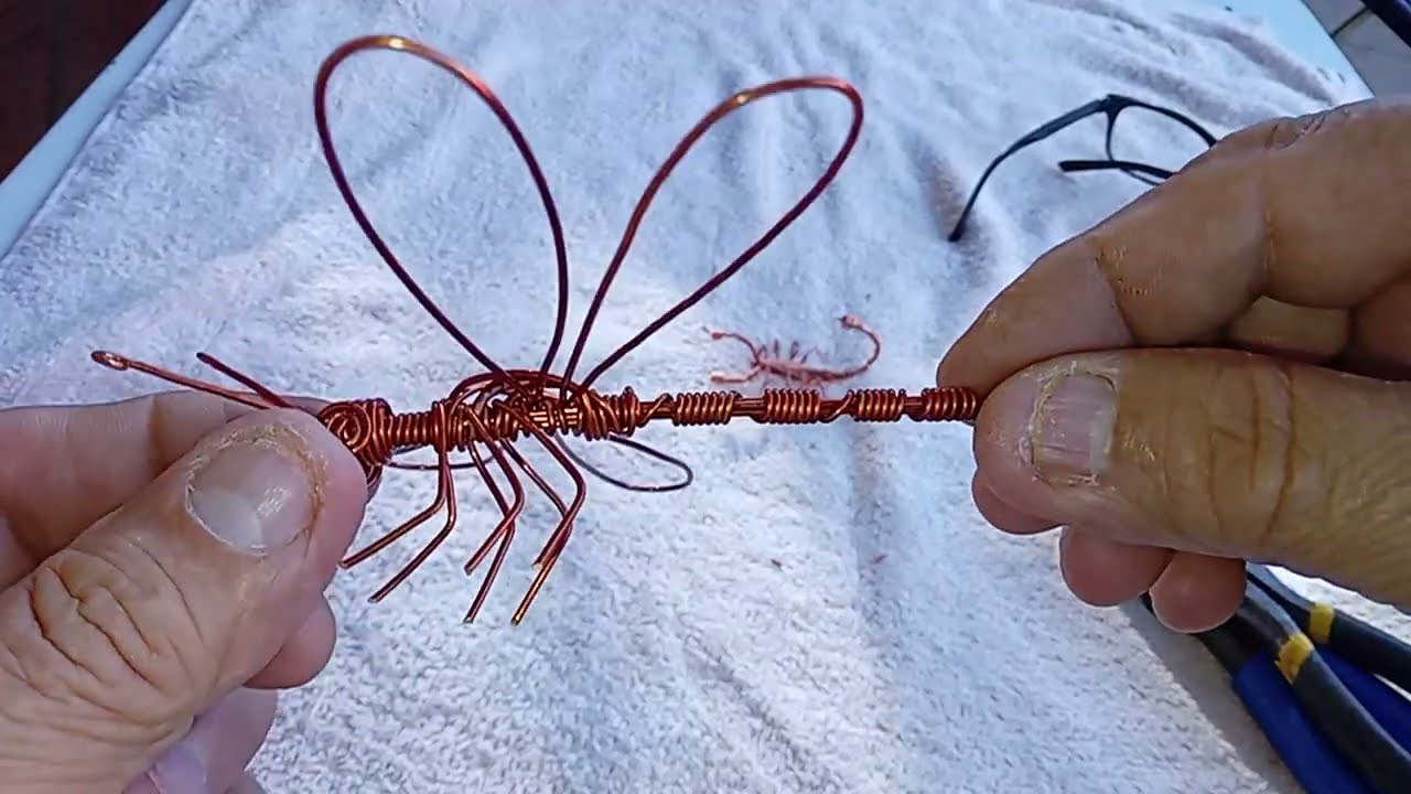 como hacer una libélula de alambre .