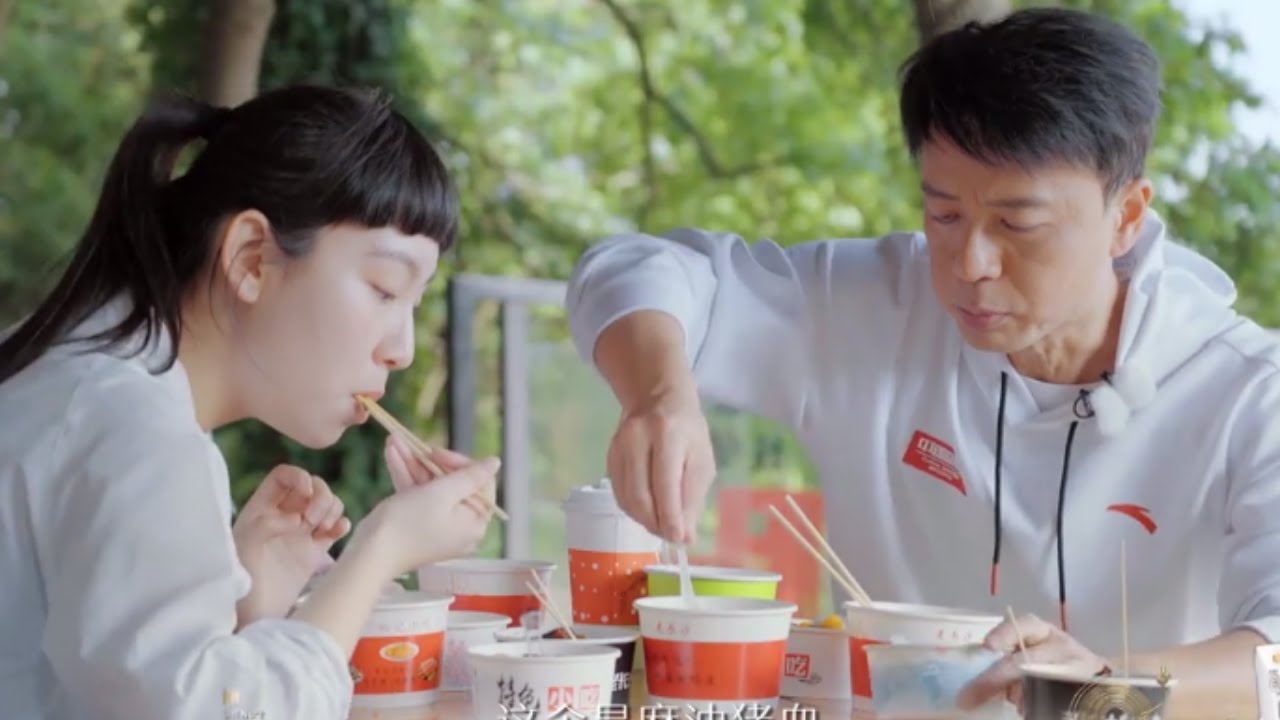 和偶像爬山是什么体验？#炎明熹 和#李克勤 爬山路吃快餐 Gigi“火星发言”听晕李克勤 |