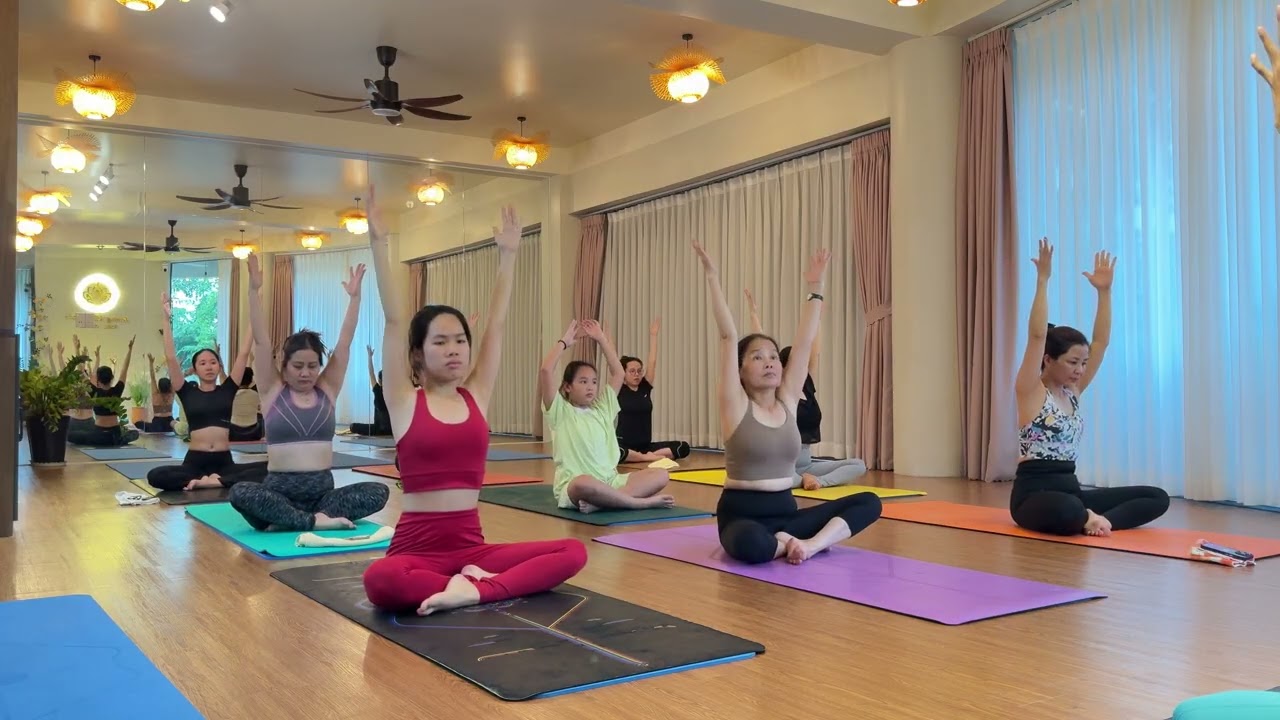 Trương Kim Ngân Yoga Center live 44