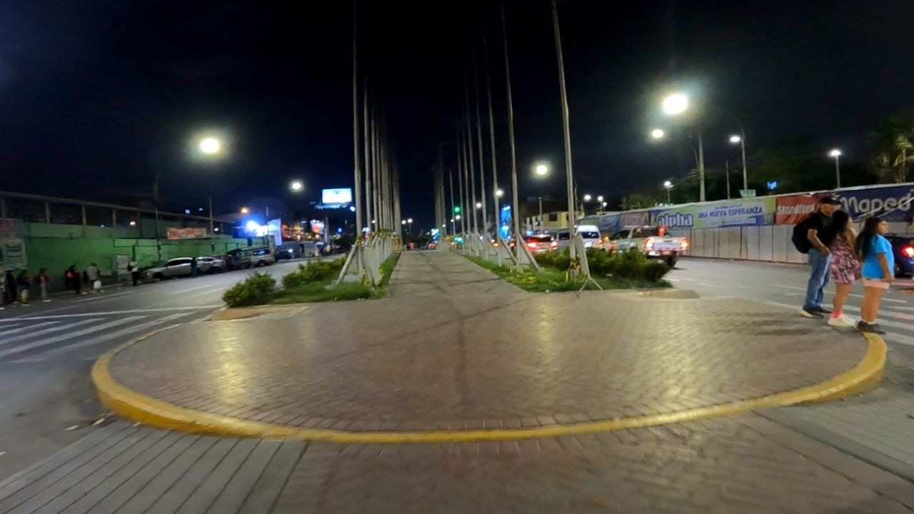 Av. Perú de noche.