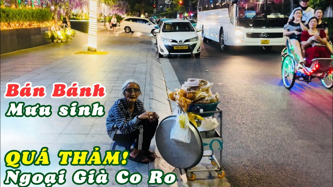 Quá Thảm Ngoại Già Cô Đơn Ngồi Co Ro Bán Bánh Mưu Sinh Ở Phố Du Lịch Nha Trang