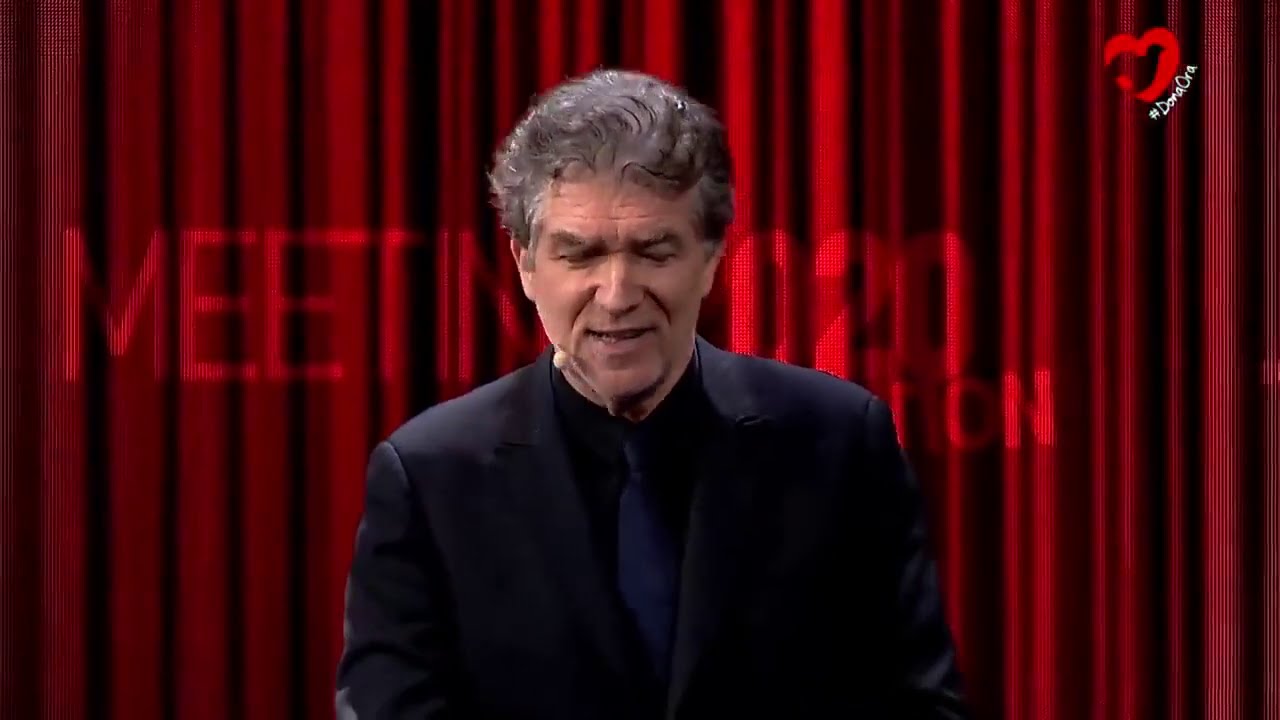 Gioele Dix canta la Canzone degli occhi e del cuore di Claudio Chieffo