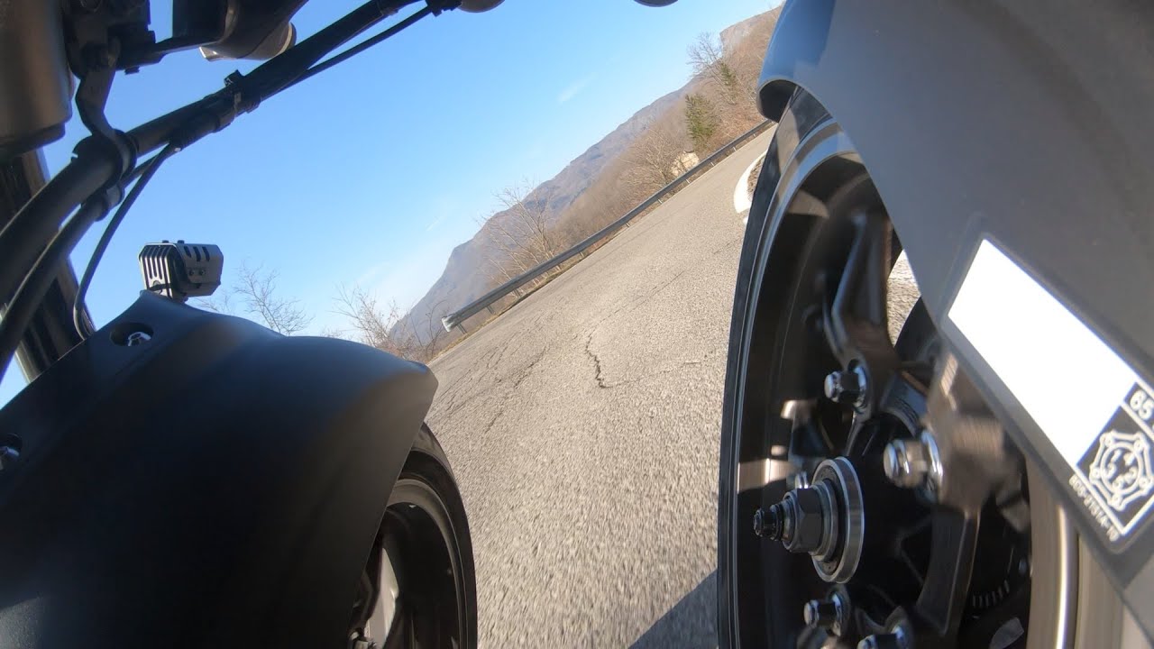 Yamaha Niken am Passo del Pelizzone