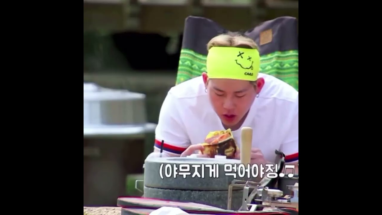 The difference in Shownu's and jooheon's bite size 😂 