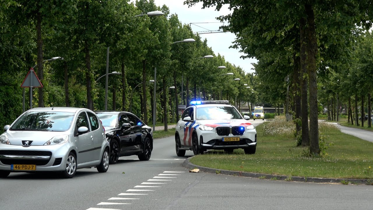 PRIO1/A1 Politie BMW X1 Maakt weg vrij voor nieuwe spoed ambulance met luchthoorn 25-125 & meer!