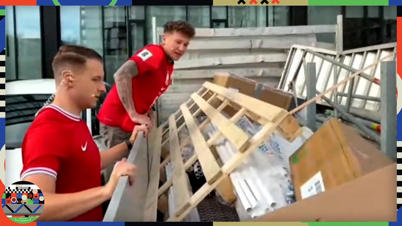 KIBIC POKAZUJE OPRAWĘ, KT&Oacute;RA NIE ZOSTAŁA WNIESIONA NA MECZ POLSKA - HOLANDIA | KULISY