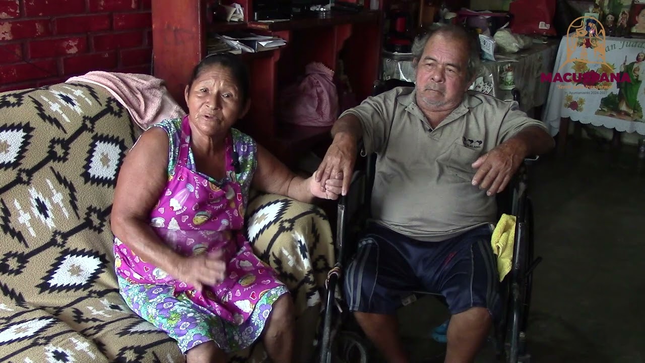Sra. Dora Jiménez Alejandro, quien a sus 61 años sigue elaborando tortillas de maíz nuevo.