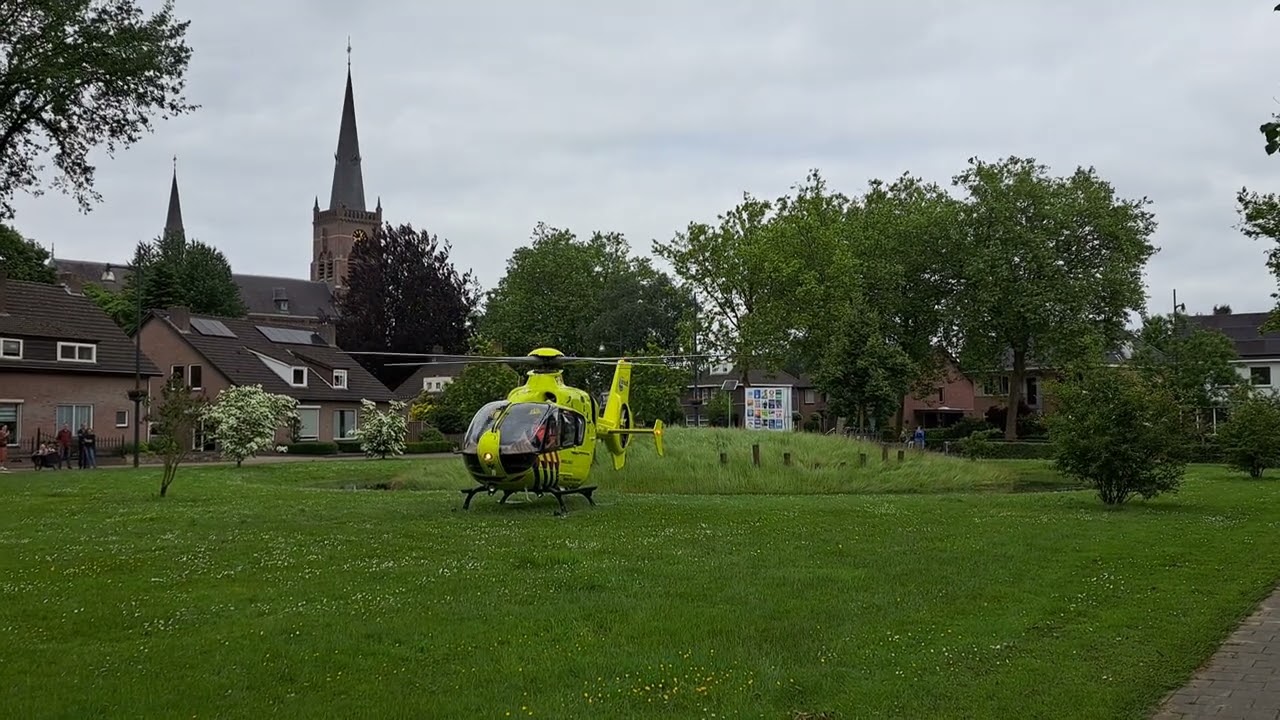 lifeliner 3 PH-HVB vliegt terug naar volkel na inzet in Veldhoven.