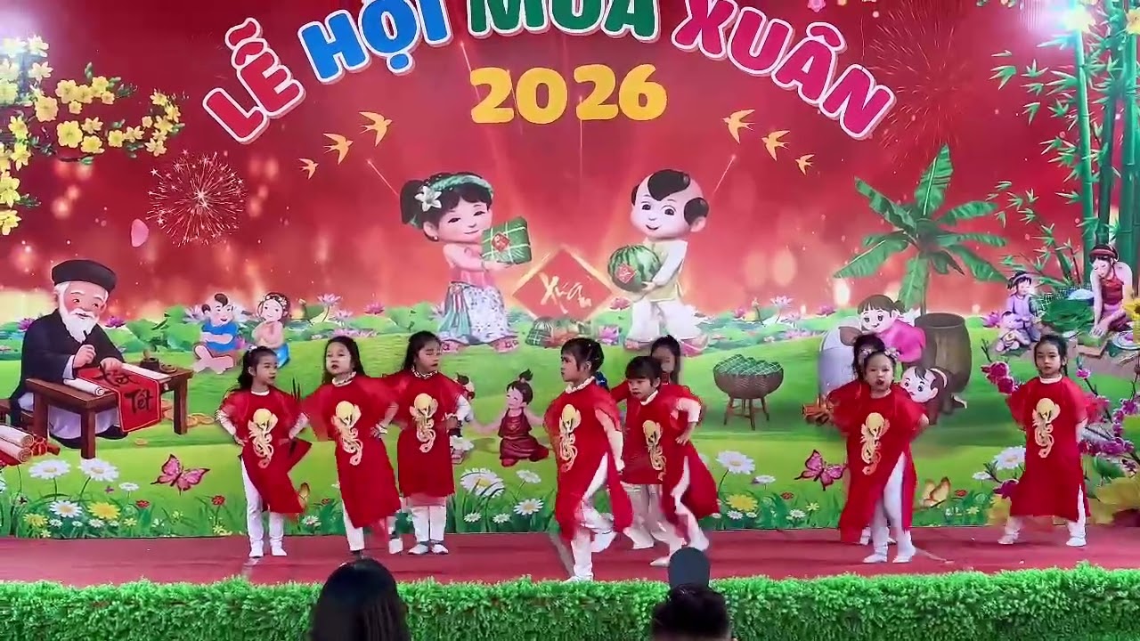 Em chào Tết 