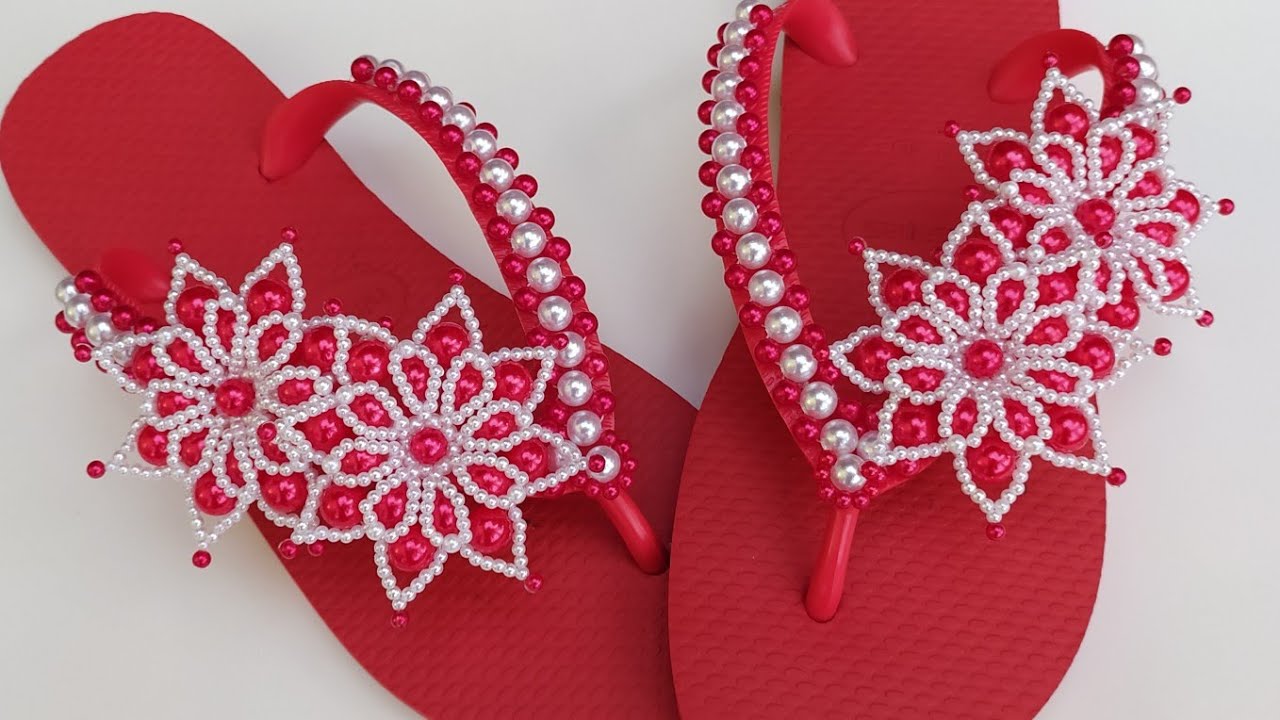 CHINELO BORDADO COM DUAS FLORES DE PÉROLAS - Adalto Lopes Artesanatos - Slippers with Pearls