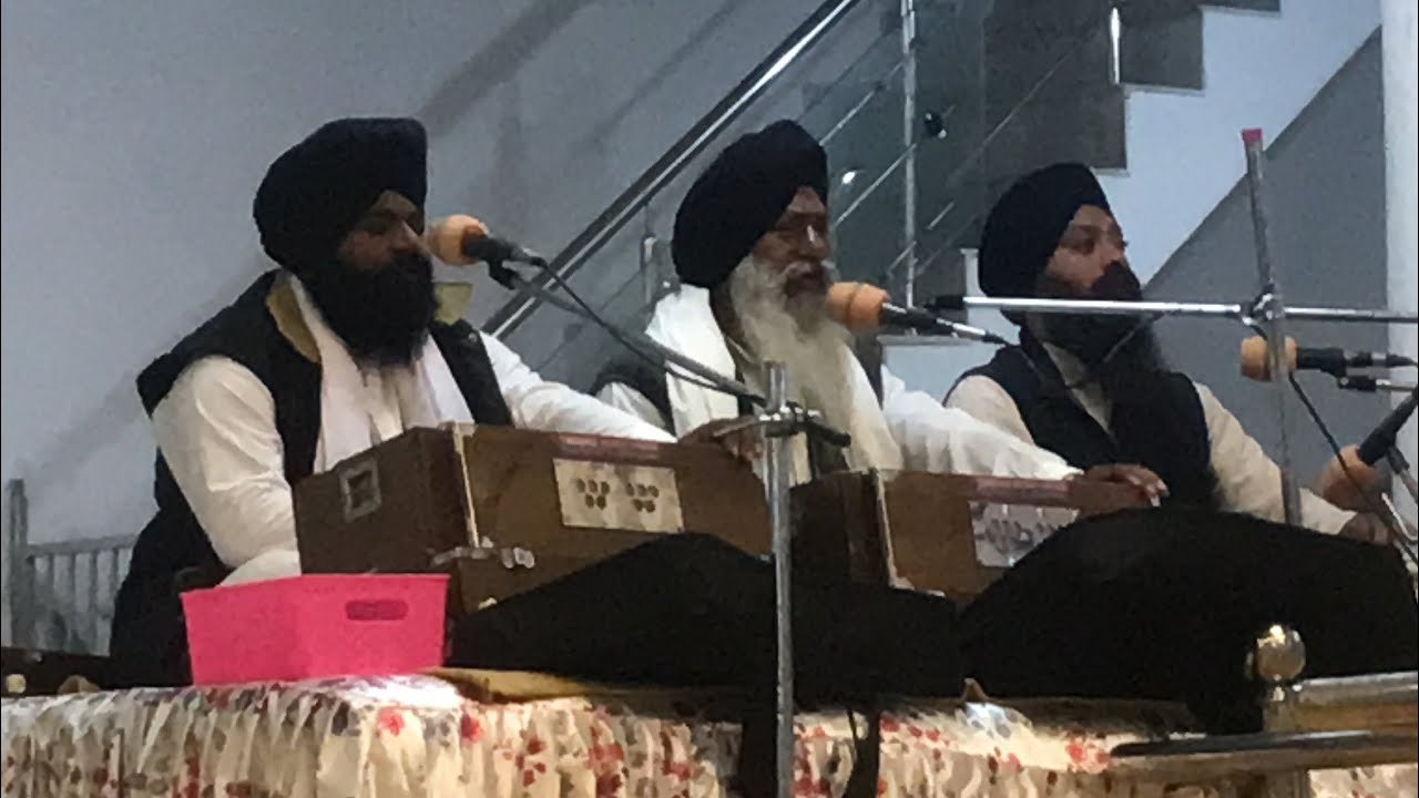 Laal Rangile Pritam Manmohan ਲਾਲਿ ਰੰਗੀਲੇ ਪ੍ਰੀਤਮ ਮਨਮੋਹਨ ਤੇਰੇ ਦਰਸ਼ਨ ਕਉ ਹਮ ਬਾਂਹਿ ॥