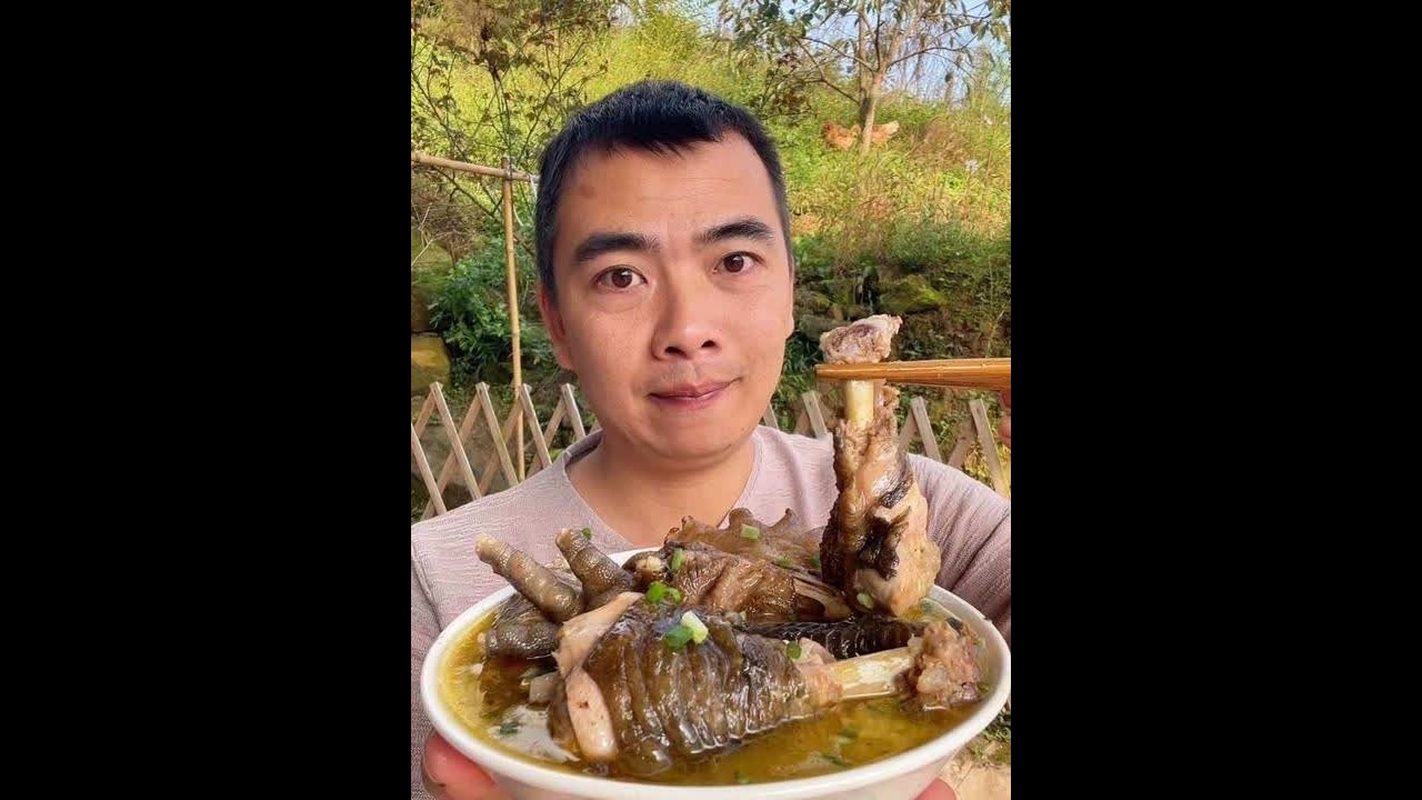 兄弟姐妹们 吃饭了哦 今天吃鸡肉 简简单单又是一餐#抖音美食推荐官 #抖音美食 #普通的饭菜都是家的味道 @DOU+小助手