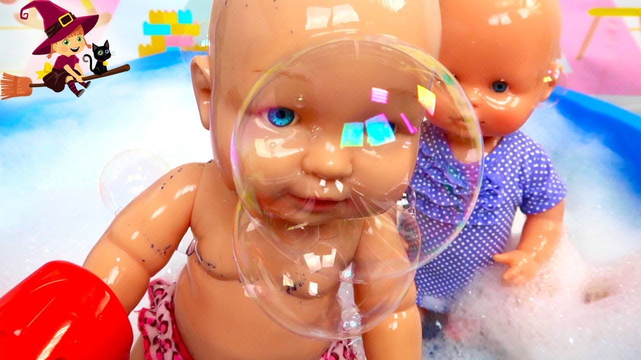 🫧 BEBE en la FIESTA de la ESPUMA en la PISICINA con sus amigas 💦