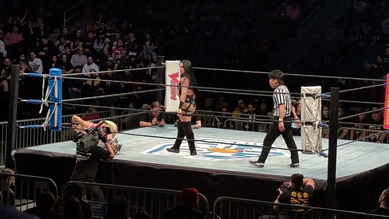 AZM vs Stephanie Vaquer