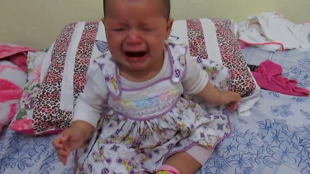 reação de bebê ao ver a mãe de cabelo molhado