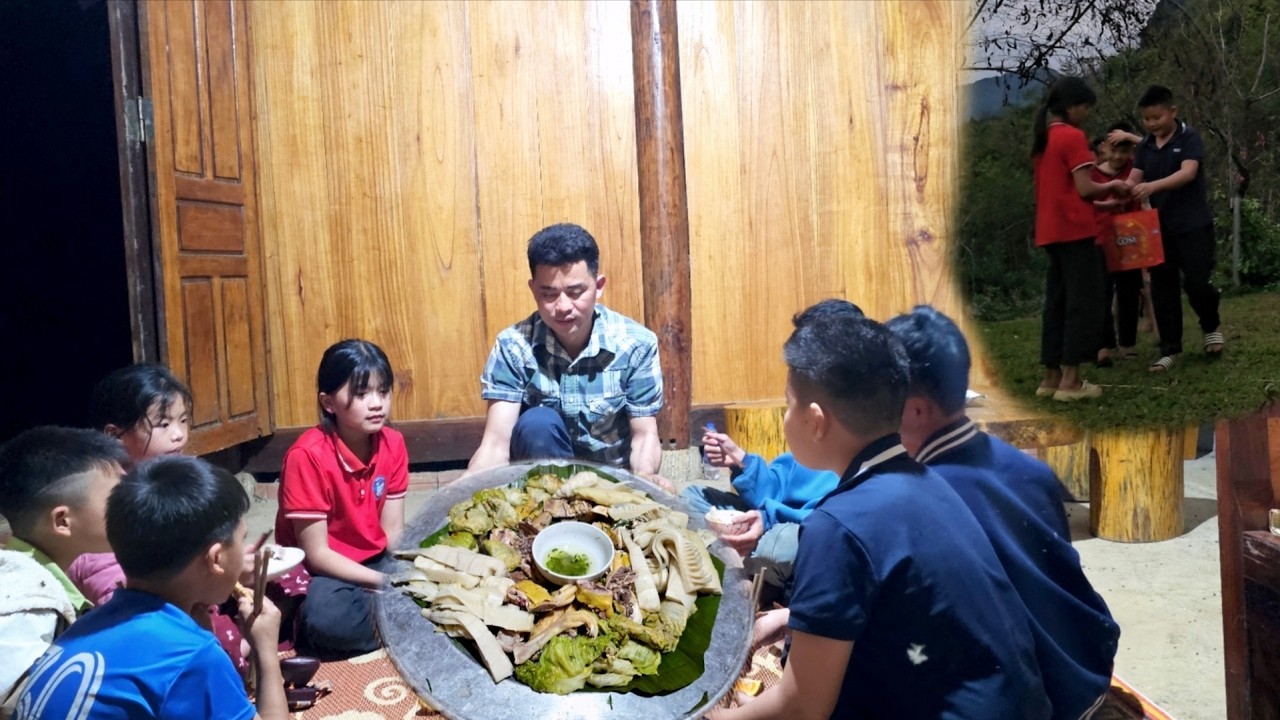 Phuong Vy's friend visited their home and wished the father and daughter a Happy New Year.