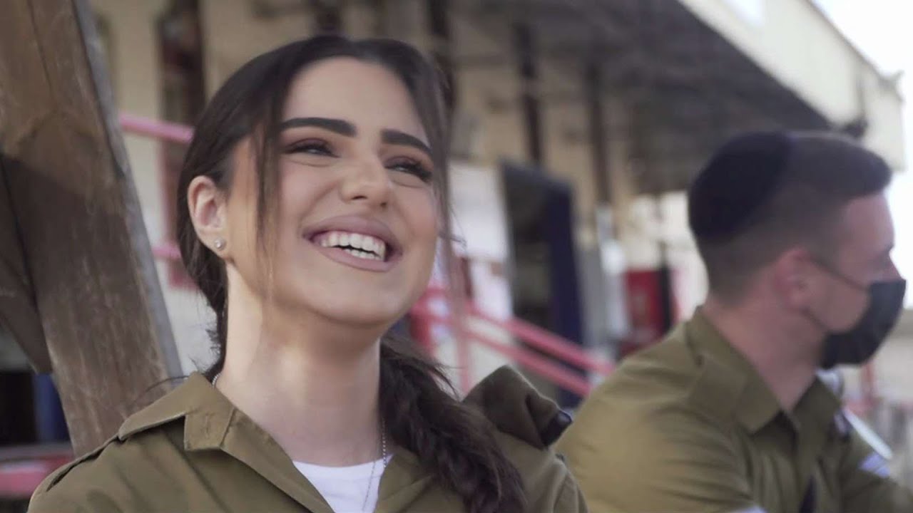 השירים בערבית – הזמרת עם מדים: מאי הפכה לכוכבת במגזר