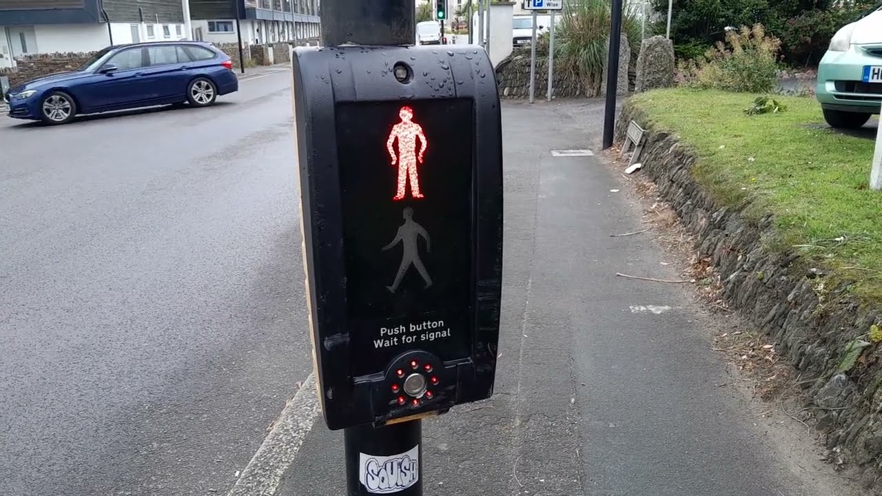 Siemens Helios CLS Traffic Lights Pedestrian Crossing at Newquay: Mount Wise (Beeping Sounds)