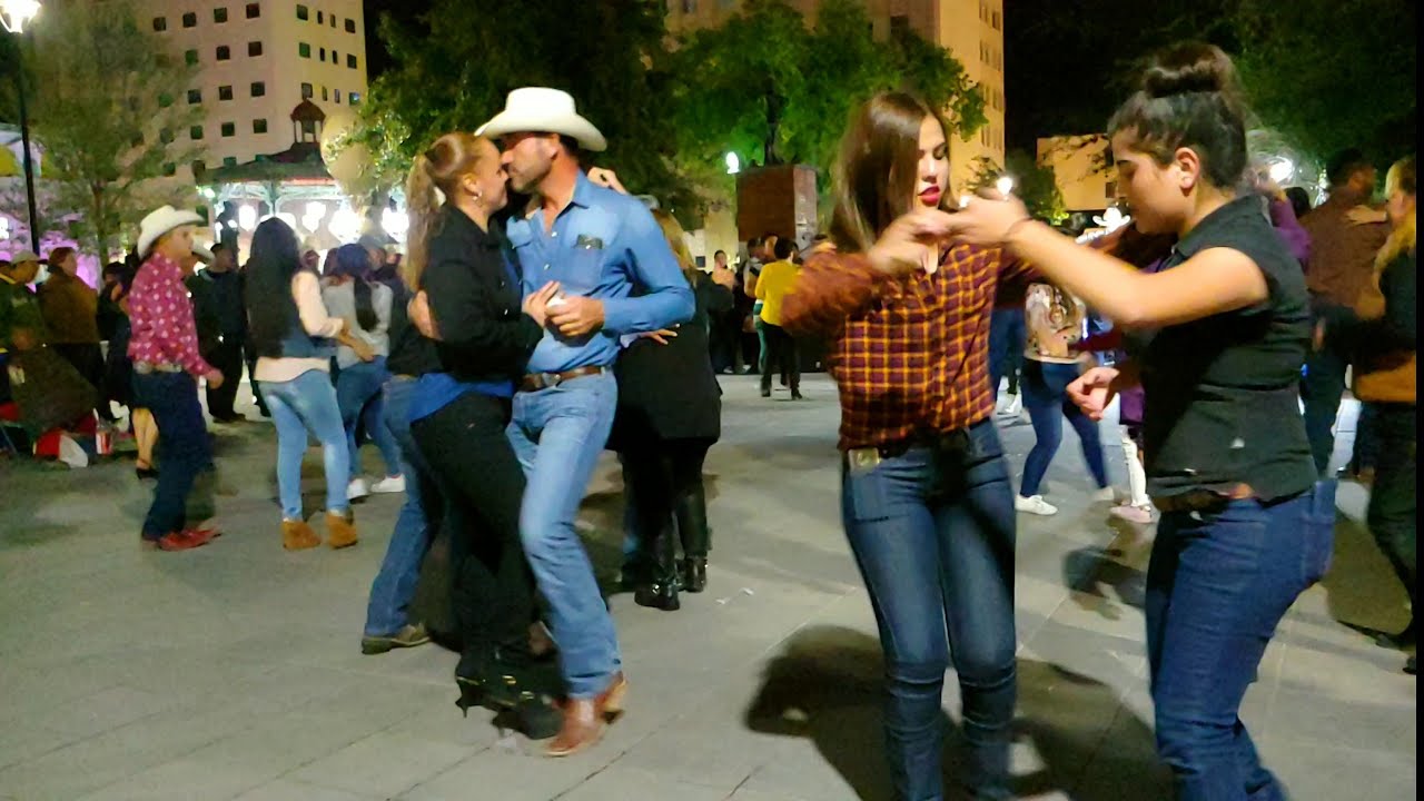 La familia Ética bailando desde la plaza de armas