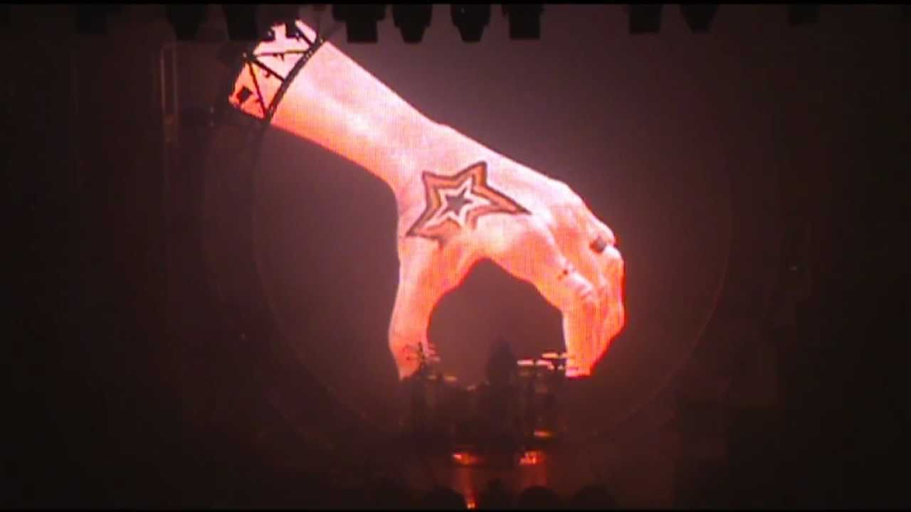 Tommy Lee Crazy Upside-down Drum Solo and takes female fan for a ride.