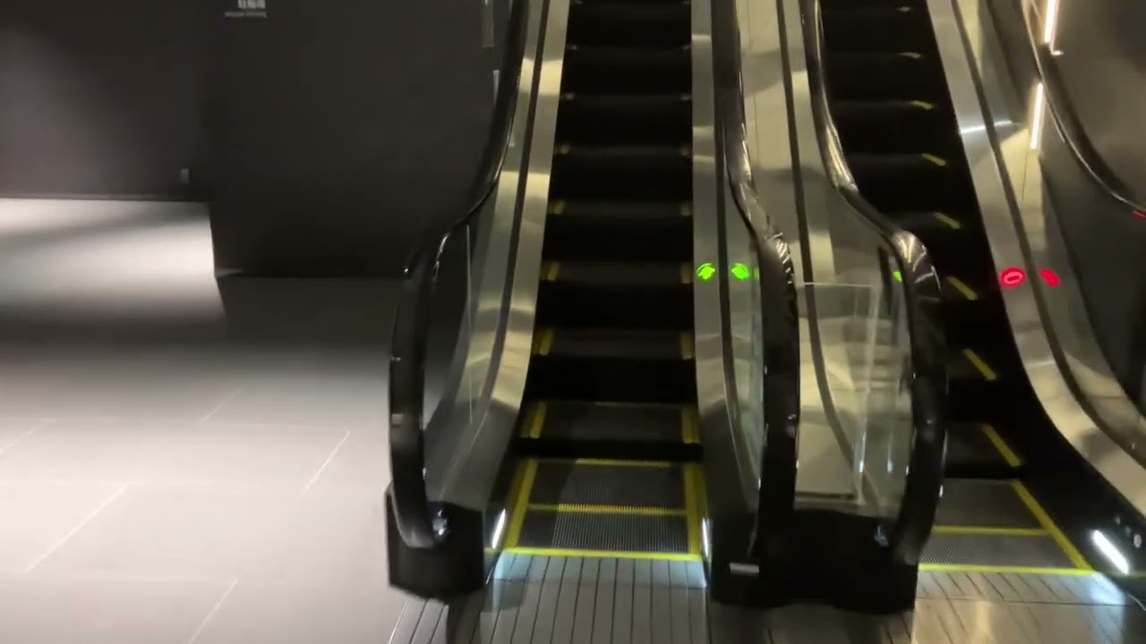 【東芝三菱】3X新しい エスカレーター 天神ブリッククロス　3X new escalator Tenjin Brick Cross building Fukuoka Japan