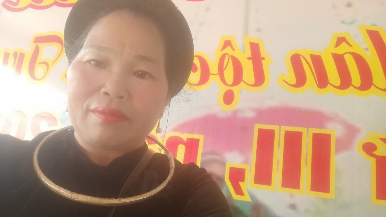 Hoàng Phương Hoàng lương và a tuong hát giao lưu trong lễ hội trung hòa rất hay