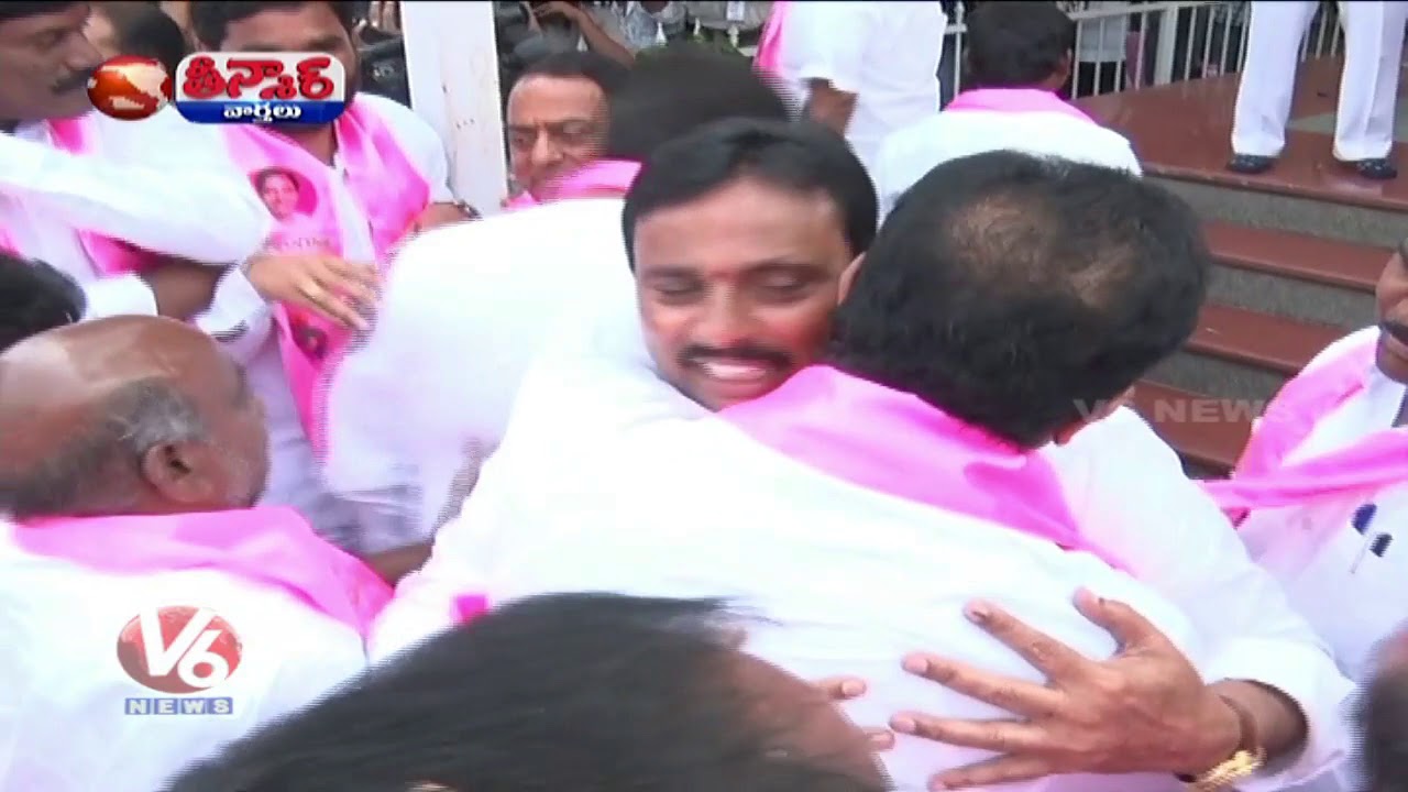 TRS MLAs Celebrates Their Victory In Telangana Bhavan | Teenmaar News | V6 News