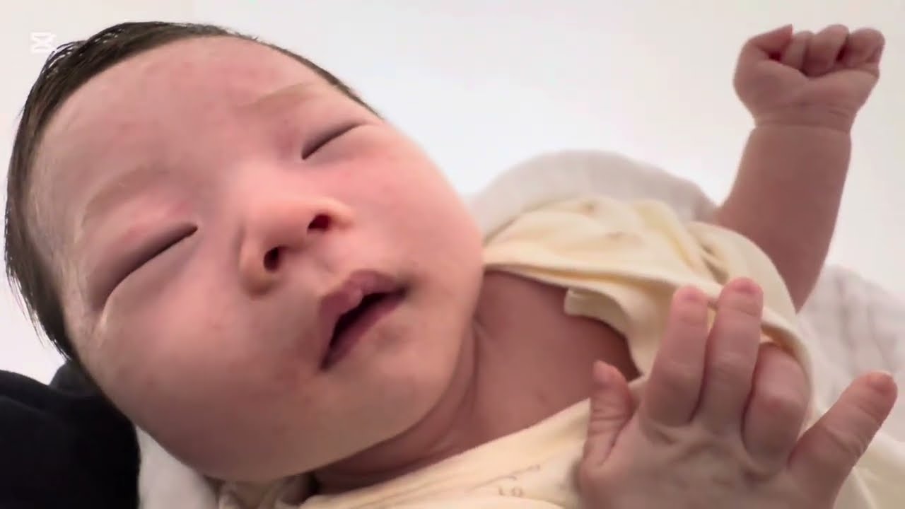 【生後27日目】すやすや…でも時々ピクッとする新生児