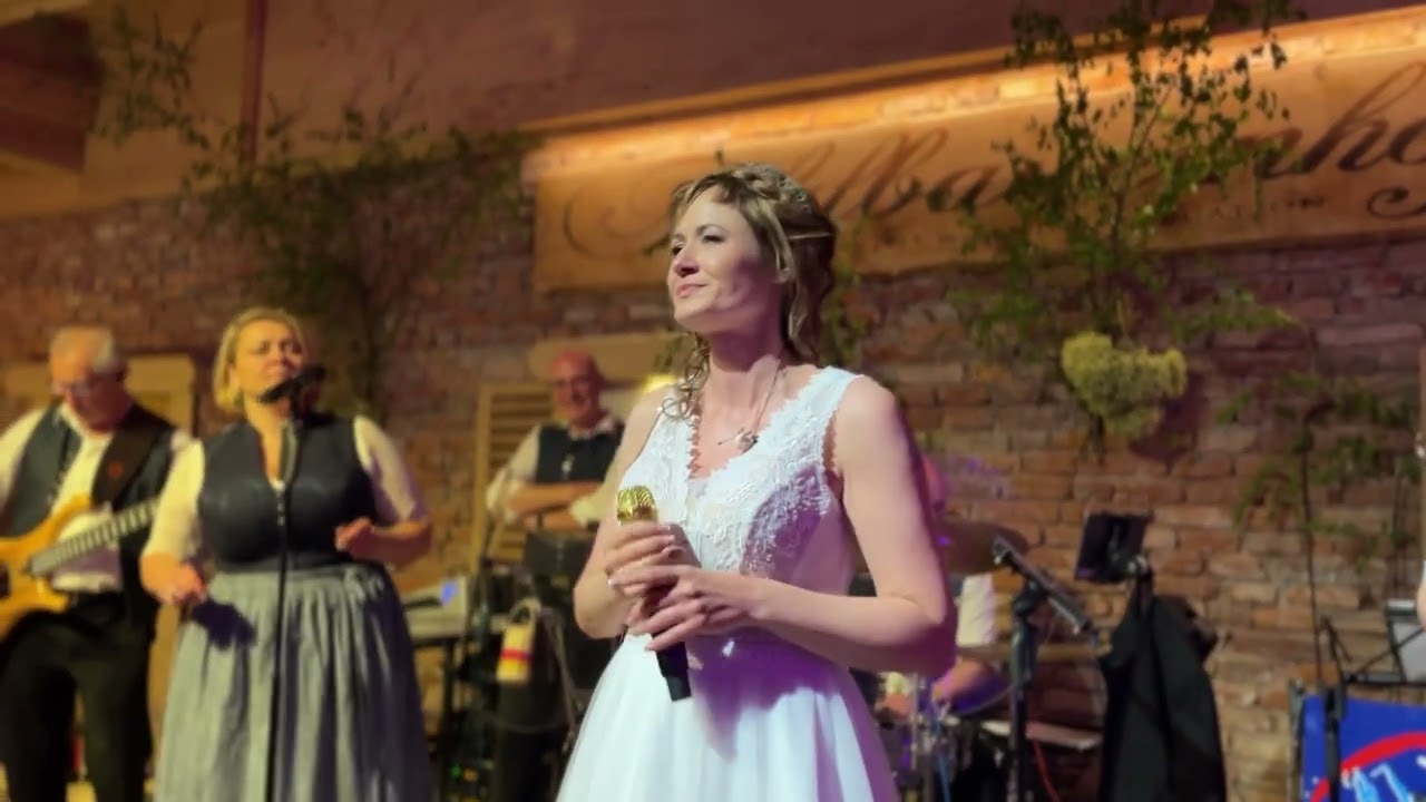 Braut singt One Moment In Time von Whitney Houston bei ihrer eigenen Hochzeit am 13.05.2023