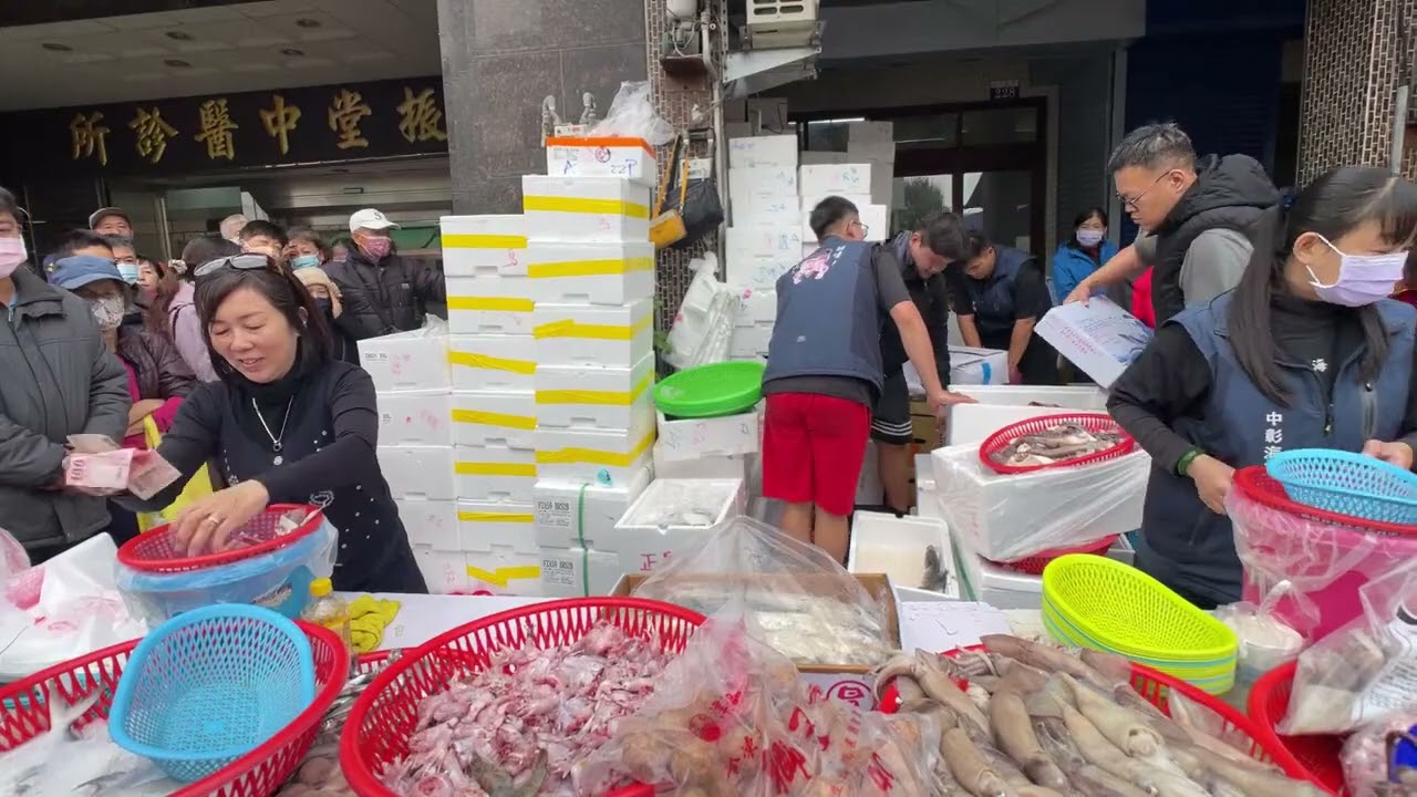 現切鮭魚太熱銷了 沒兩下就沒了 #中彰海王子 #烏日火車站 #海鮮叫賣 #海鮮拍賣