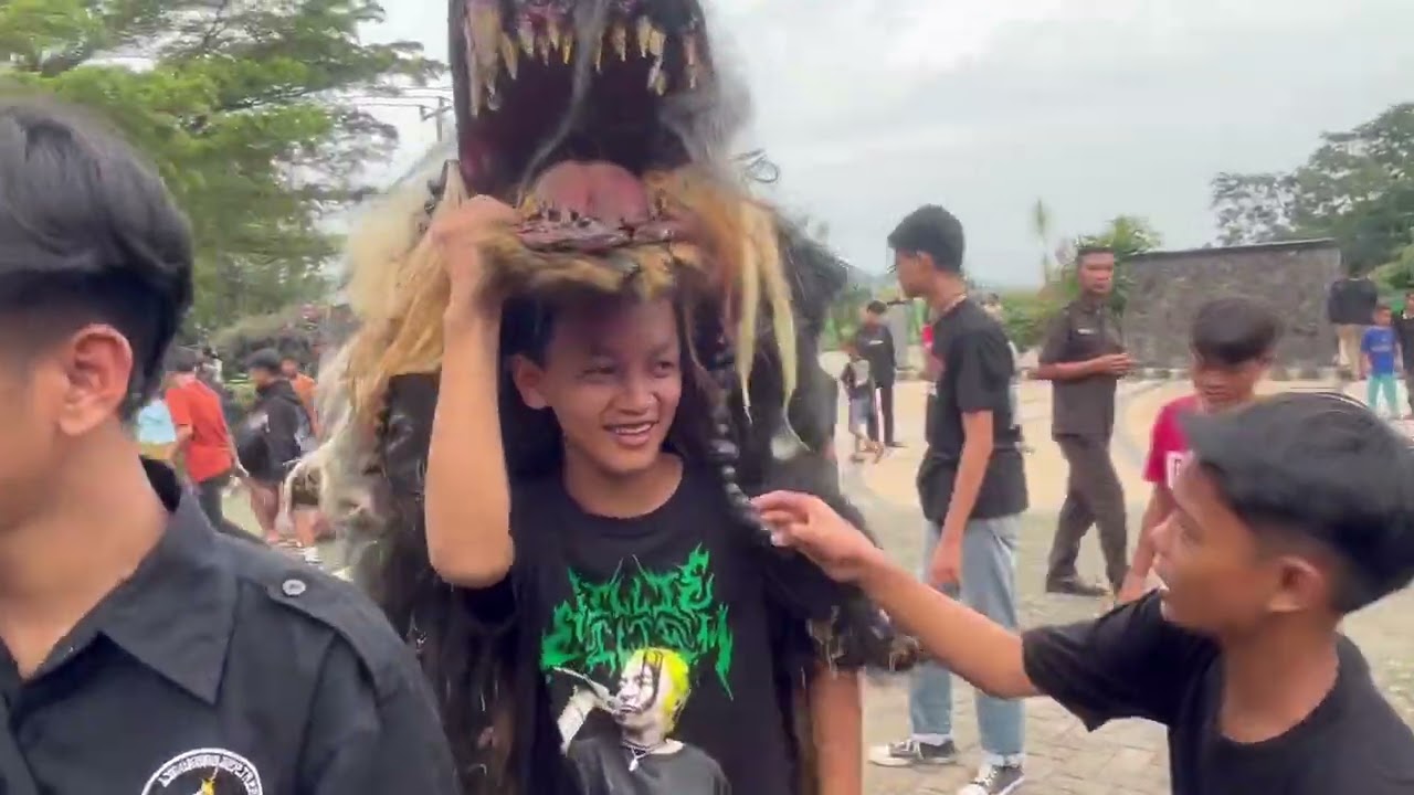 Seni reak sumirat manunggal kreasi barong si  kapat maga