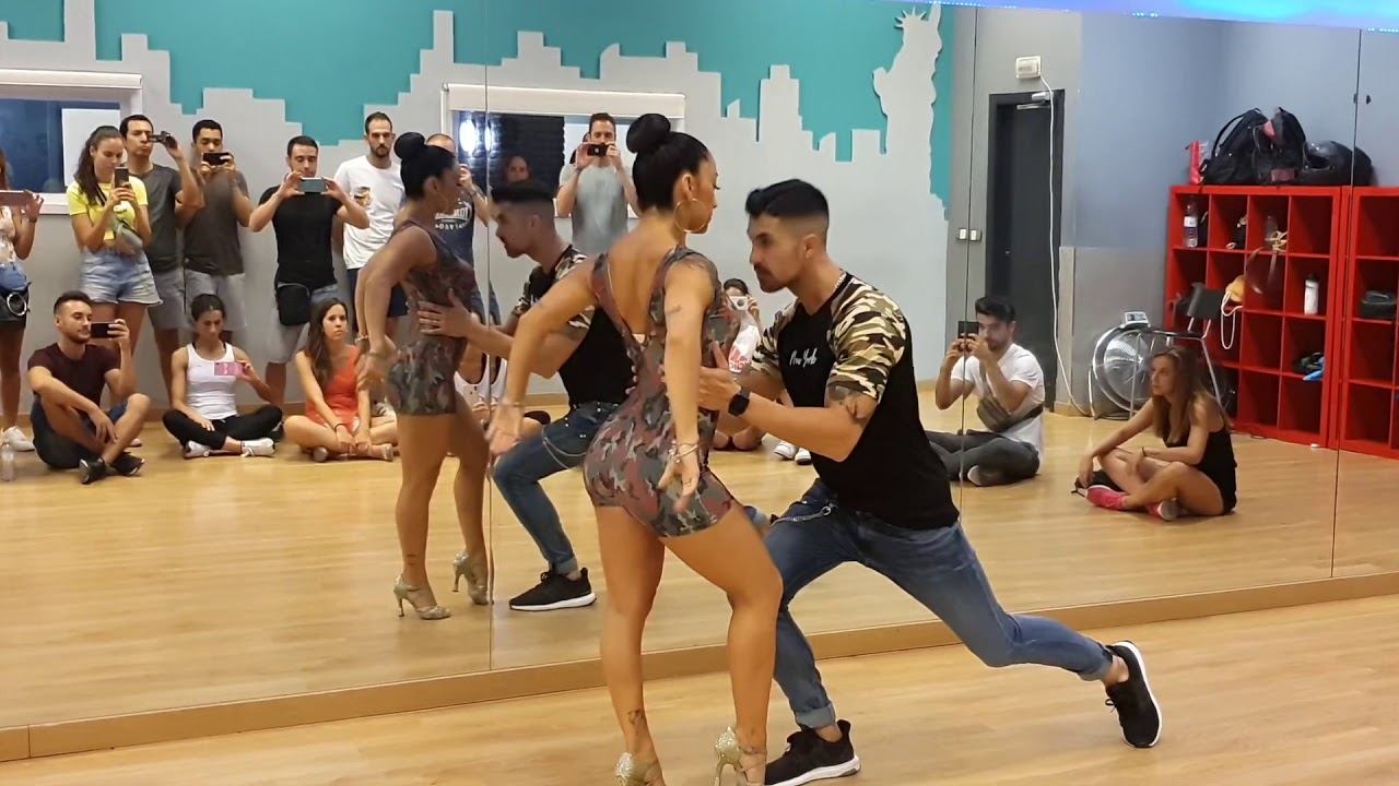 KIKE Y NAHIR - A un milímetro de ti