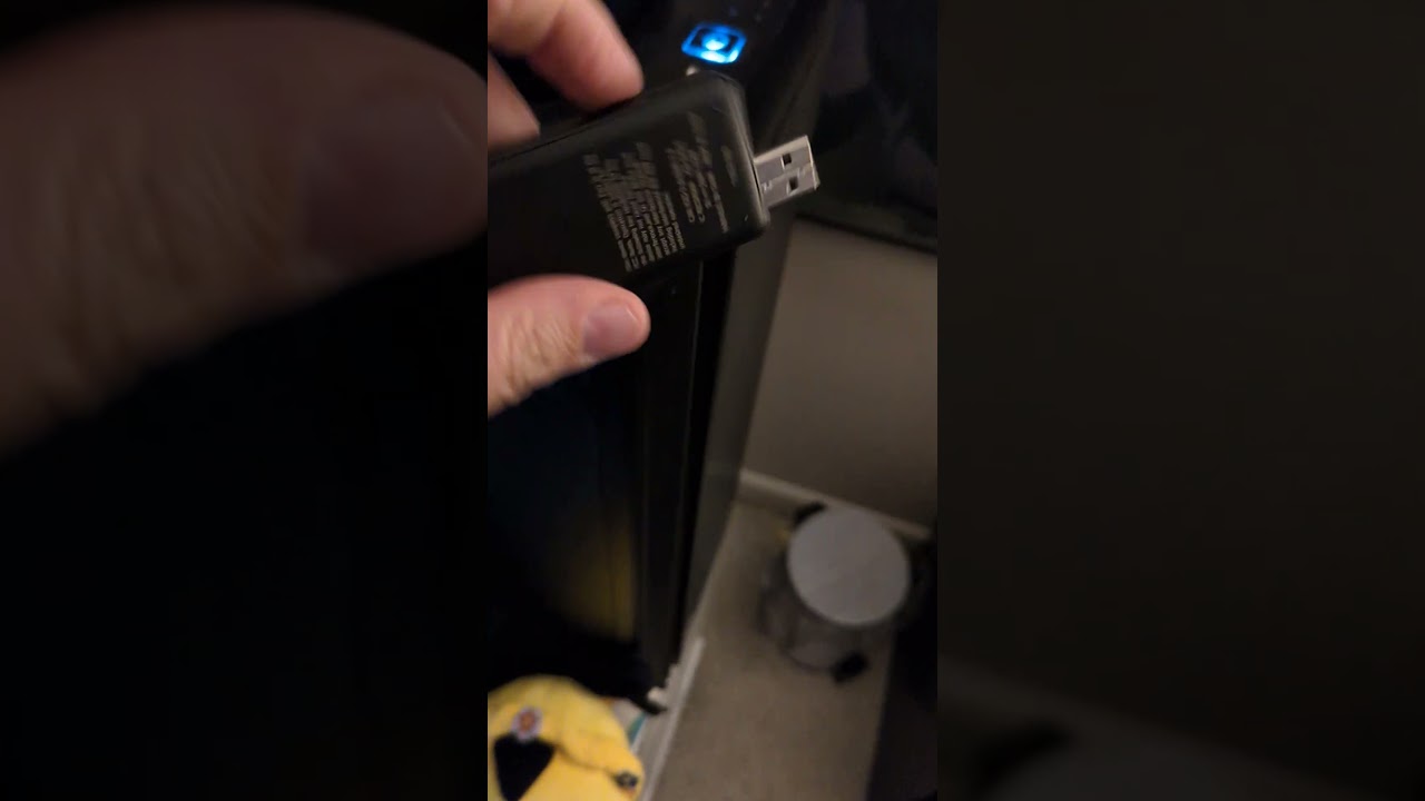 Plugging in Sony ICD-UX570 recorder