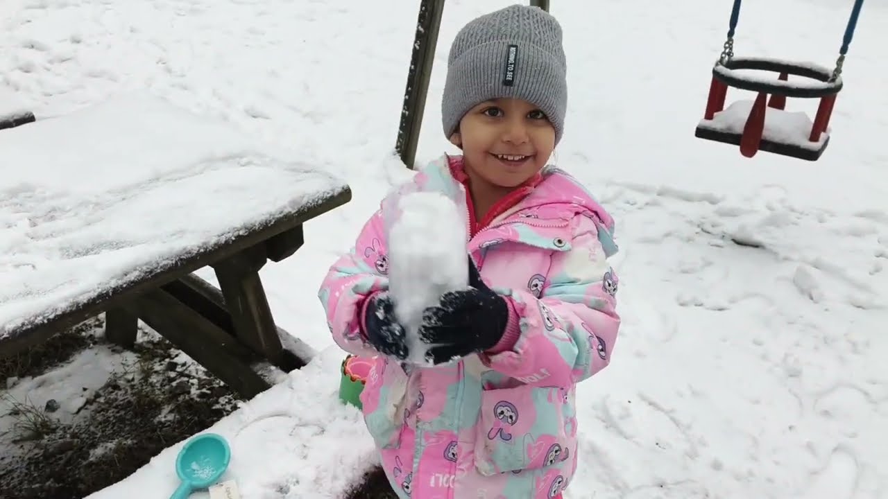 Ayat aur Zahra ka Snowman | Living In Finland | Snow Play | Unique Nordic Houses