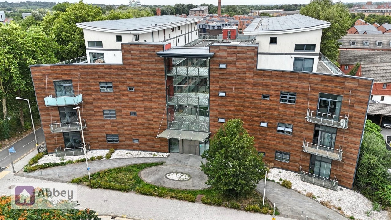 Exceptional 2-bed penthouse opposite Abbey Park: TO LET