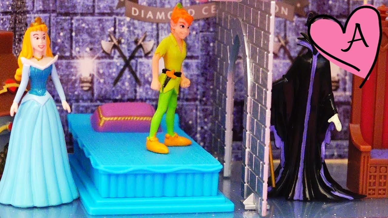 Peter Pan se enfrenta a Maléfica en el castillo de La Bella Durmiente | Muñecas y juguetes con Andre