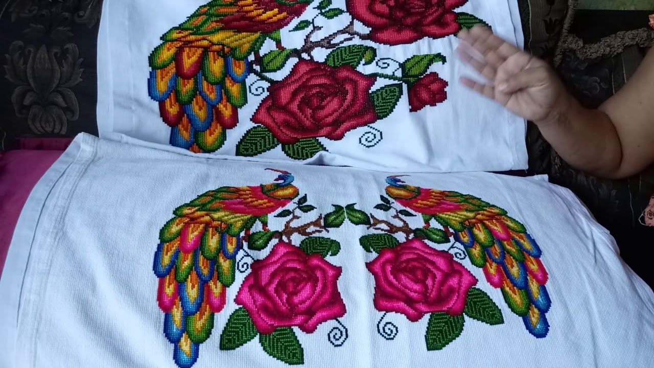 Tres hermosos gráficos de almohadones realizados cada uno de ellos en dos cuadrilles diferentes.