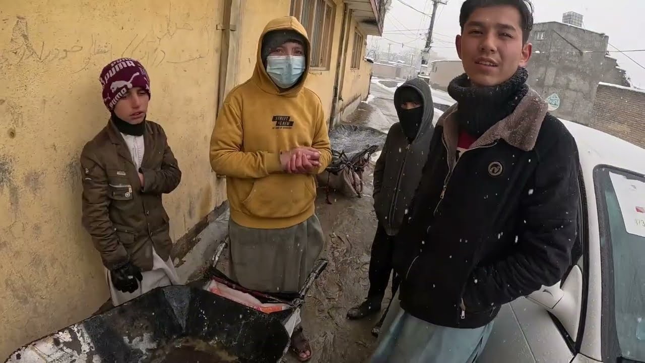 暴雪天，阿富汗小男孩推著車尾隨了我們一路，穿著拖鞋腳趾頭鬥凍腫了