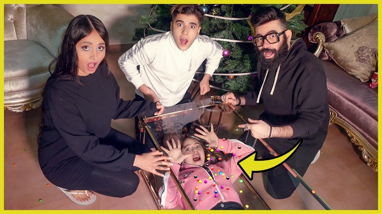 تحدي رمي الاشياء على الطاولة | اذا رمشت تخسر !!! 😂