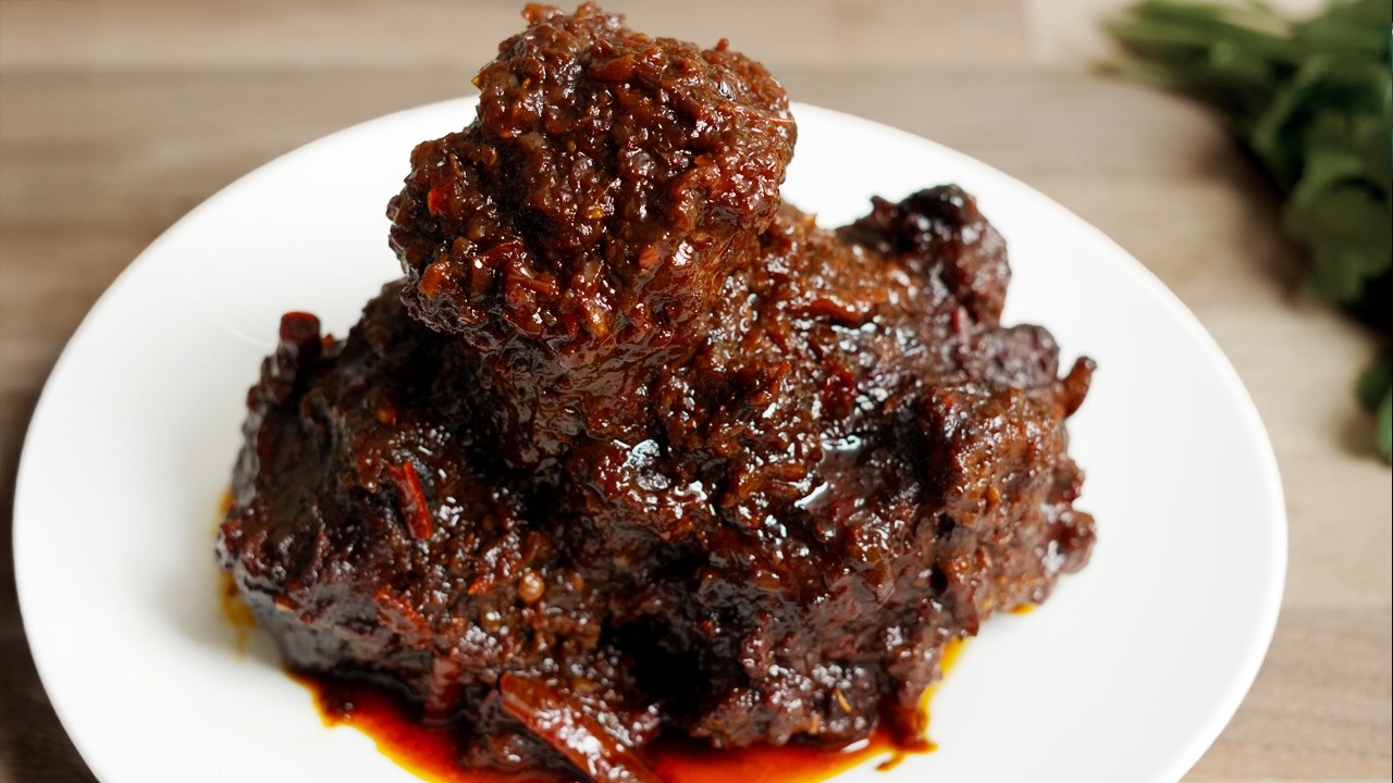 Oxtail Chilli-Wat — насыщенное, острое рагу из бычьих хвостов
