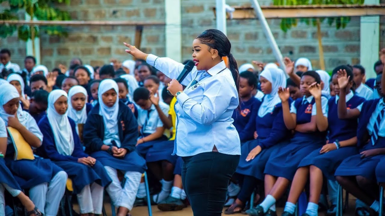 Impacting students of Parklands Arya Girls High school together with the Natasha Hands of Compassion