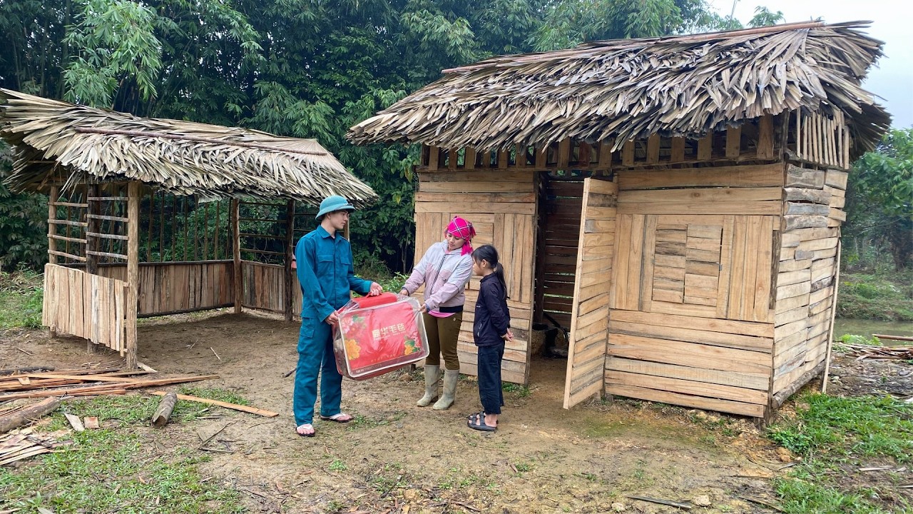 A kind police officer helps a single mother in need and assists her in building a small house.