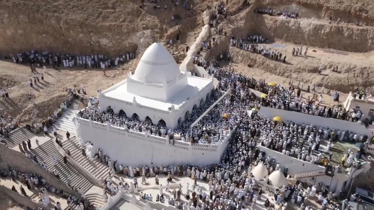 Thousands of Muslims flock to Prophet Hud's tomb in Yemen despite war and coronavirus | AFP
