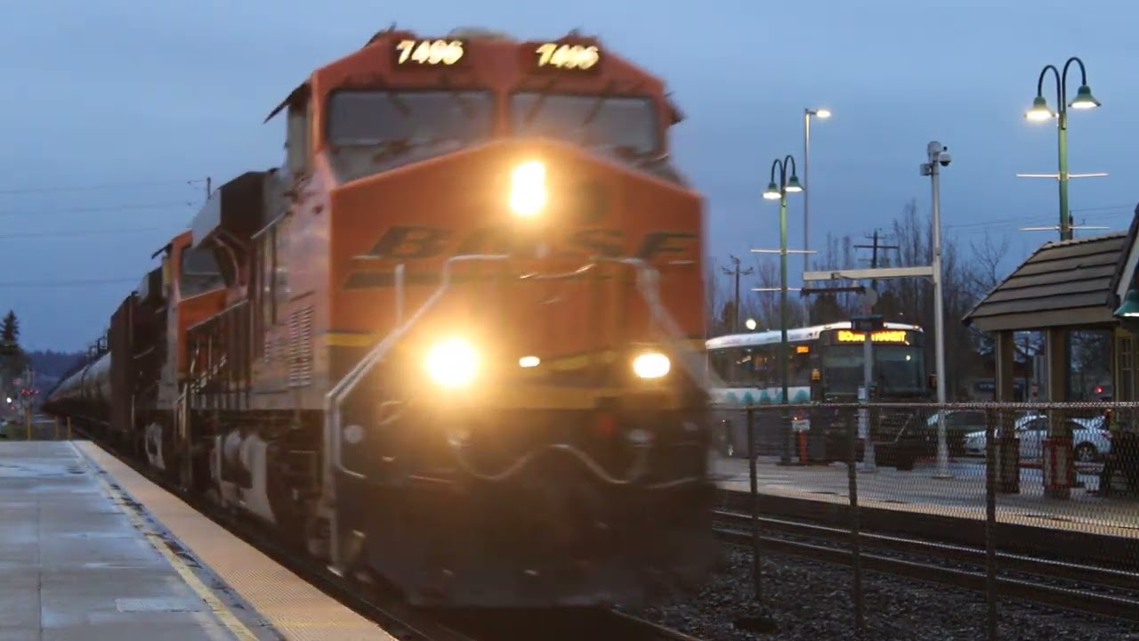 BNSF Freight Train Passing Through Puyallup Station 🚆 | Railfanning in Washington