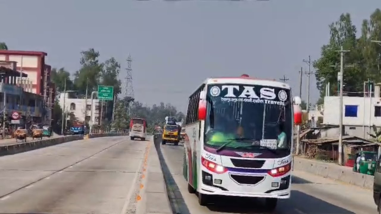 বগুড়া মহাসড়কে স্বপ্নের পথে ছুটে চলা শাহ্ ফতেহ্ আলী বাস নিয়ে। পাইলট রফিকুল ইসলাম ❤️