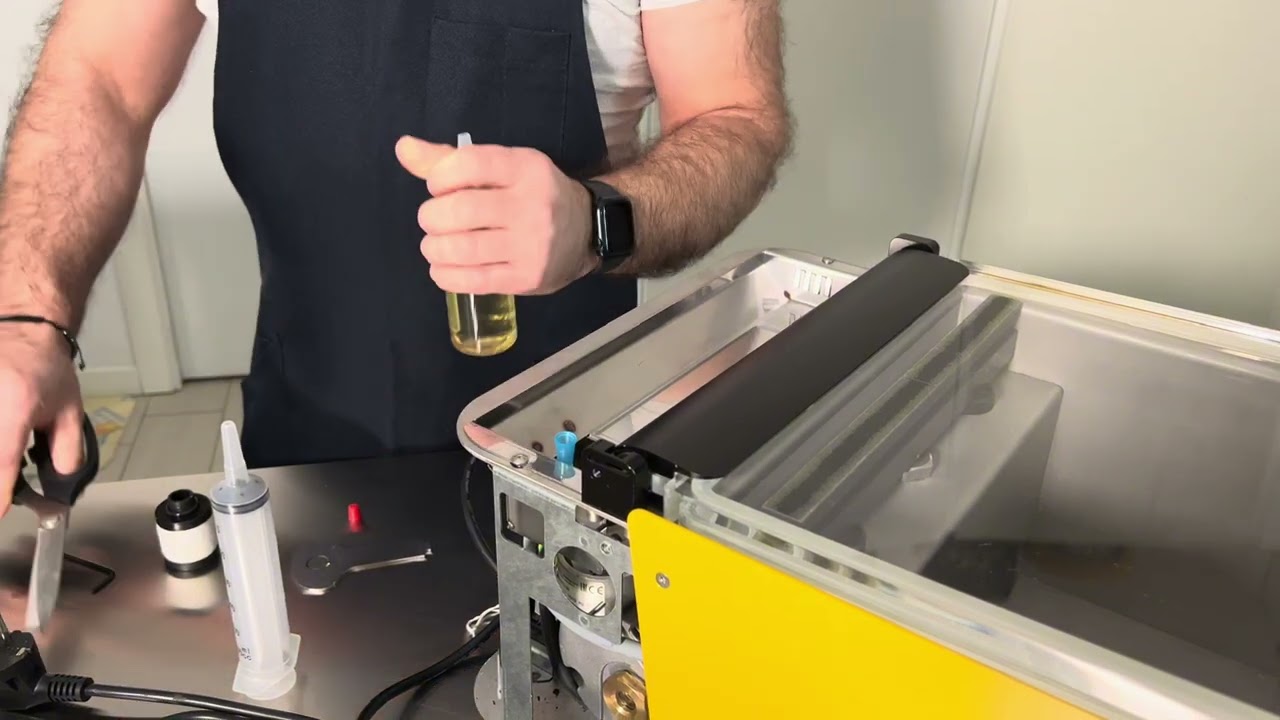 Manutenzione Semplice: Cambio dell'Olio nel Sottovuoto a Campana Chef’s Cube di Vaqua
