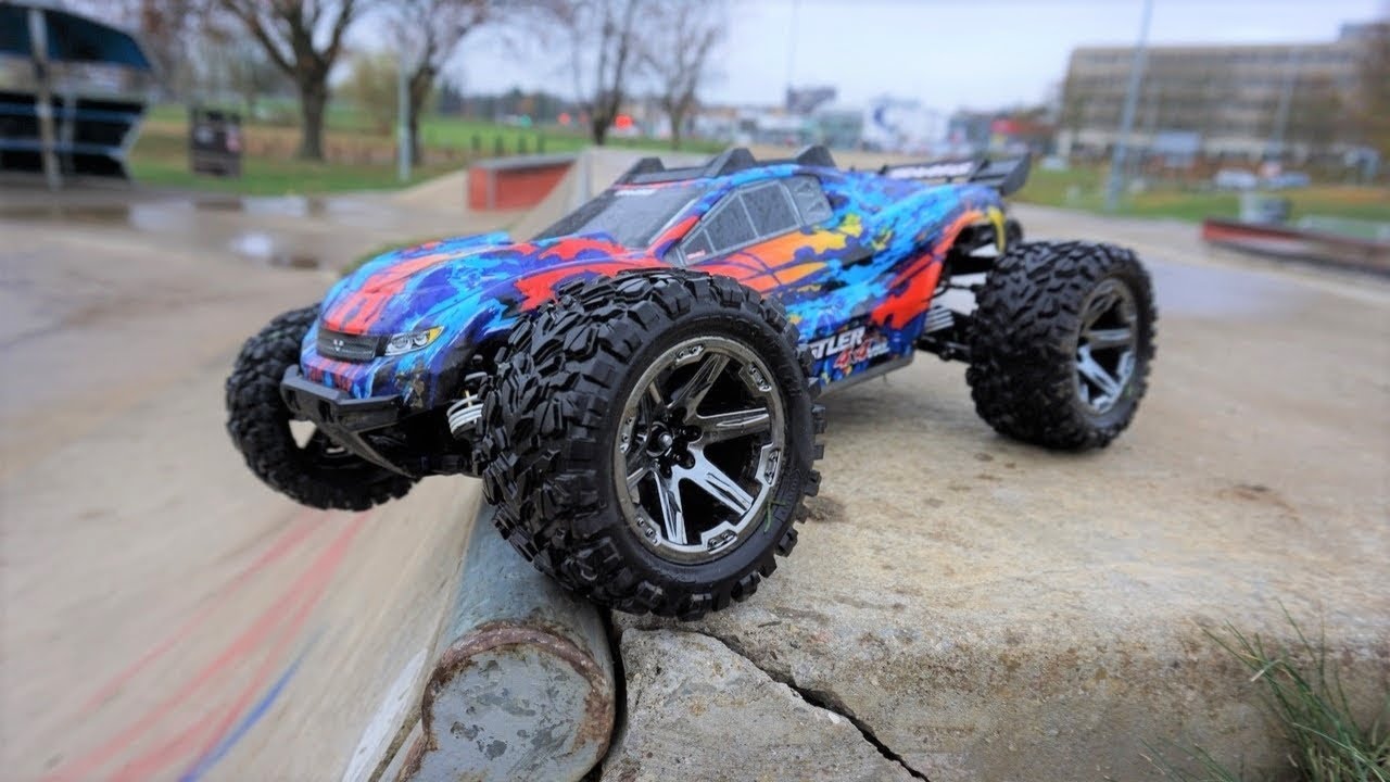 НОВЫЙ Traxxas Rustler 4x4 VXL разгромлен в скейт-парке!